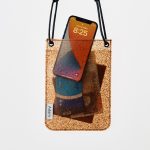 スマホやカード、お金までを難なく収めることができ、パスポートにも対応しているので旅先の現地バッグとしても使えそう