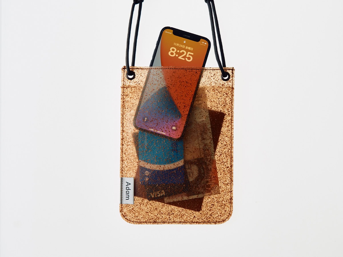 スマホやカード、お金までを難なく収めることができ、パスポートにも対応しているので旅先の現地バッグとしても使えそう