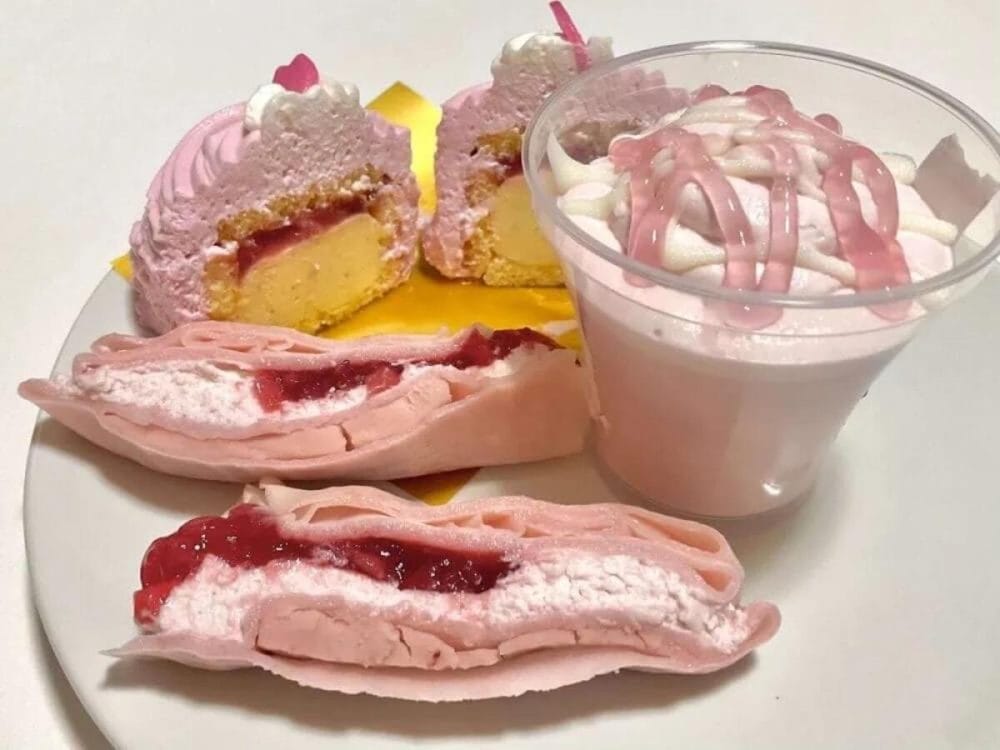 第3位　「一口目から完成度高っ！」セブン-イレブン春スイーツ“さくら＆いちご”を食べ比べ【1位はクリーム欲が完全成仏するケーキ】