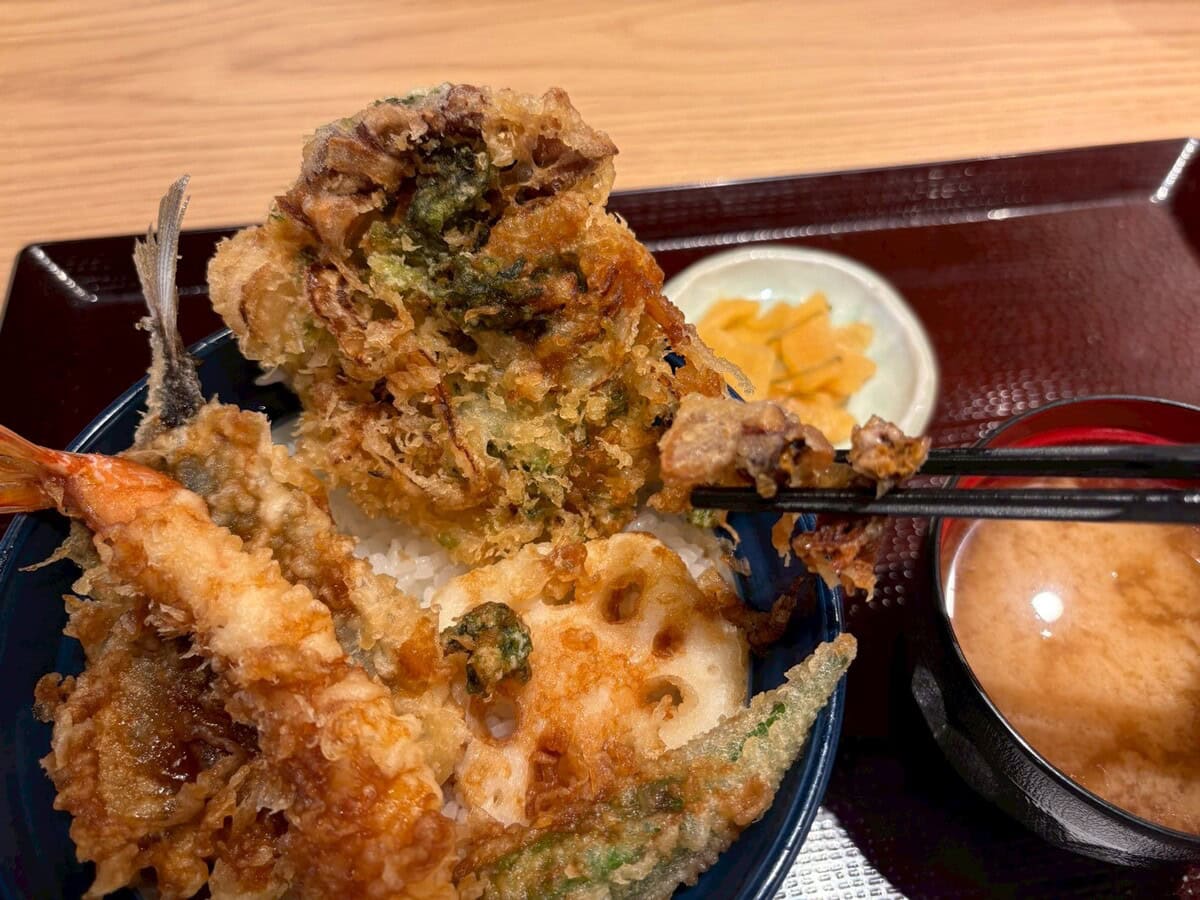 食感が硬い「ほたるいか」の目は、丁寧に下処理されている