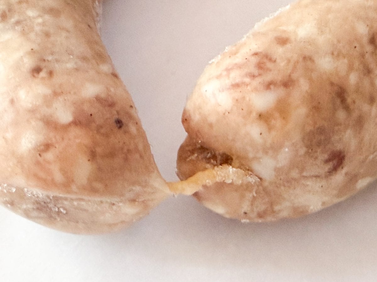 このつながった状態が生フランクシリーズのデフォルトですが、購入時によってはカットされている場合もあるから不思議です