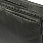 前面両サイドに「クイックラウンドポケット」を配置。前に抱えた際も小物を出し入れしやすい