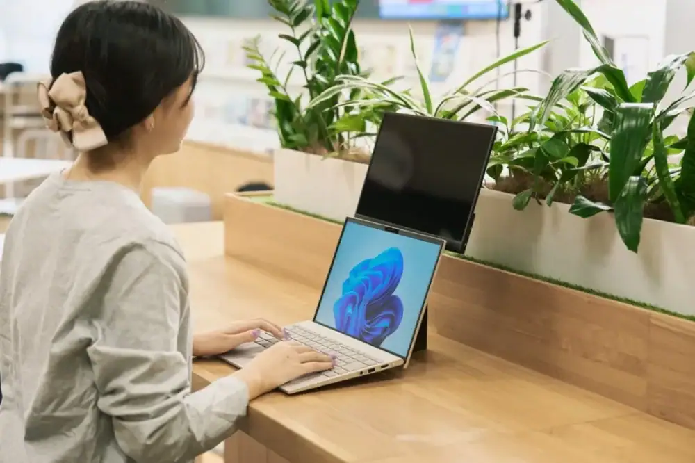 第3位　【出先の作業効率爆上げ】カフェでも“縦型デュアル”化がハンパない！さらに安く、軽量化したNECの「最強スタンド」を試してみた