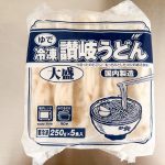 「業スー」の「ゆで冷凍讃岐うどん大盛」は、税込230円で5食入り。つまり大盛りうどん1食あたり46円と前世紀のような超激安食材です