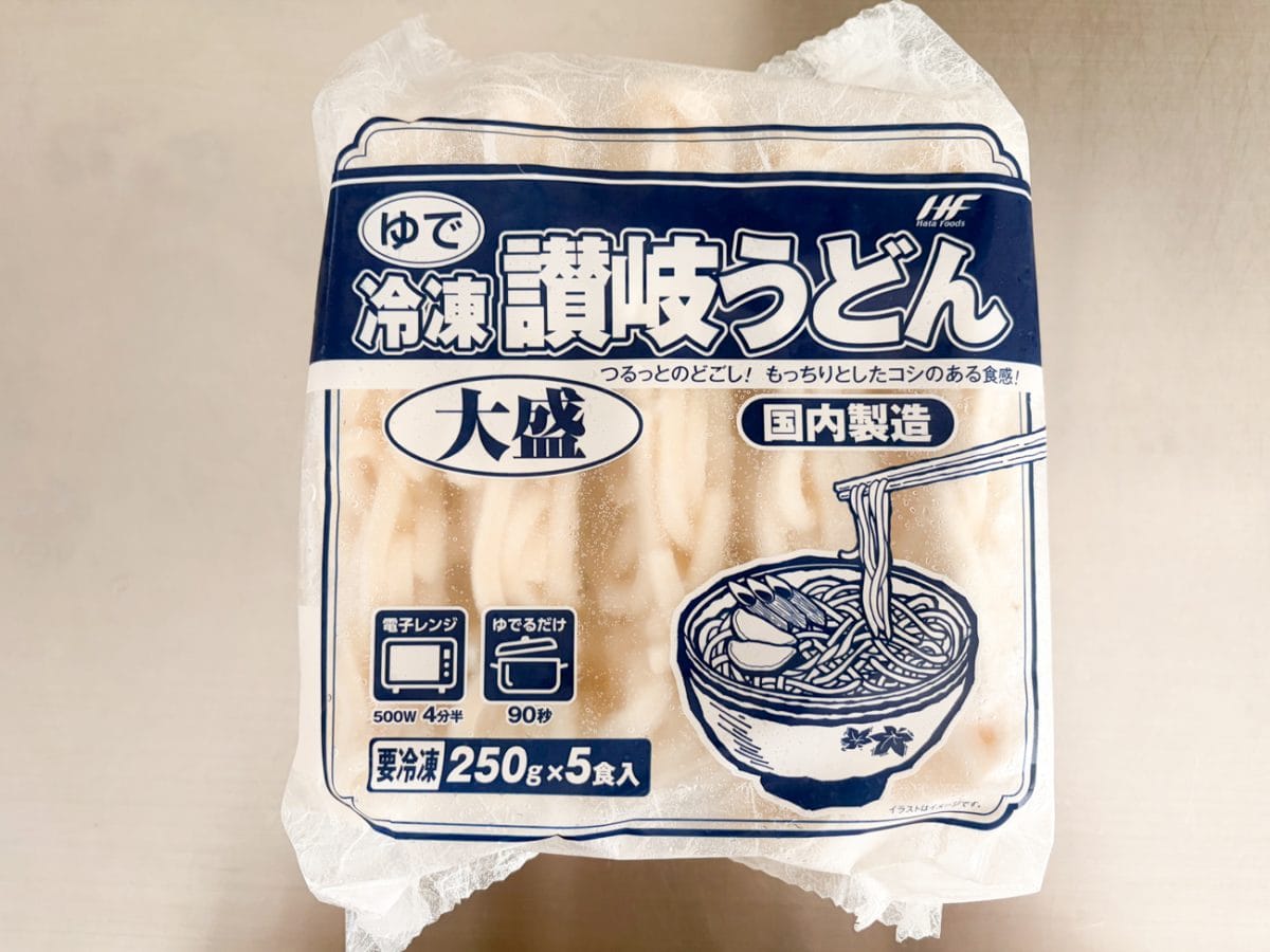 「業スー」の「ゆで冷凍讃岐うどん大盛」は、税込230円で5食入り。つまり大盛りうどん1食あたり46円と前世紀のような超激安食材です
