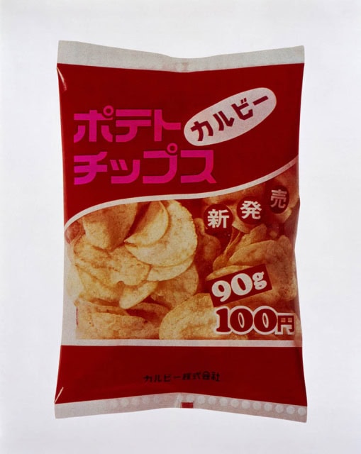 発売当時は中身が見えるビニール製パッケージ。1983年からアルミ蒸着フィルムへ