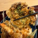 丼の後方にドドンと構えているのは、富山県産の「ほたるいか」と三重県産の「あおさ海苔」を使用した磯の香り豊かなかき揚げ