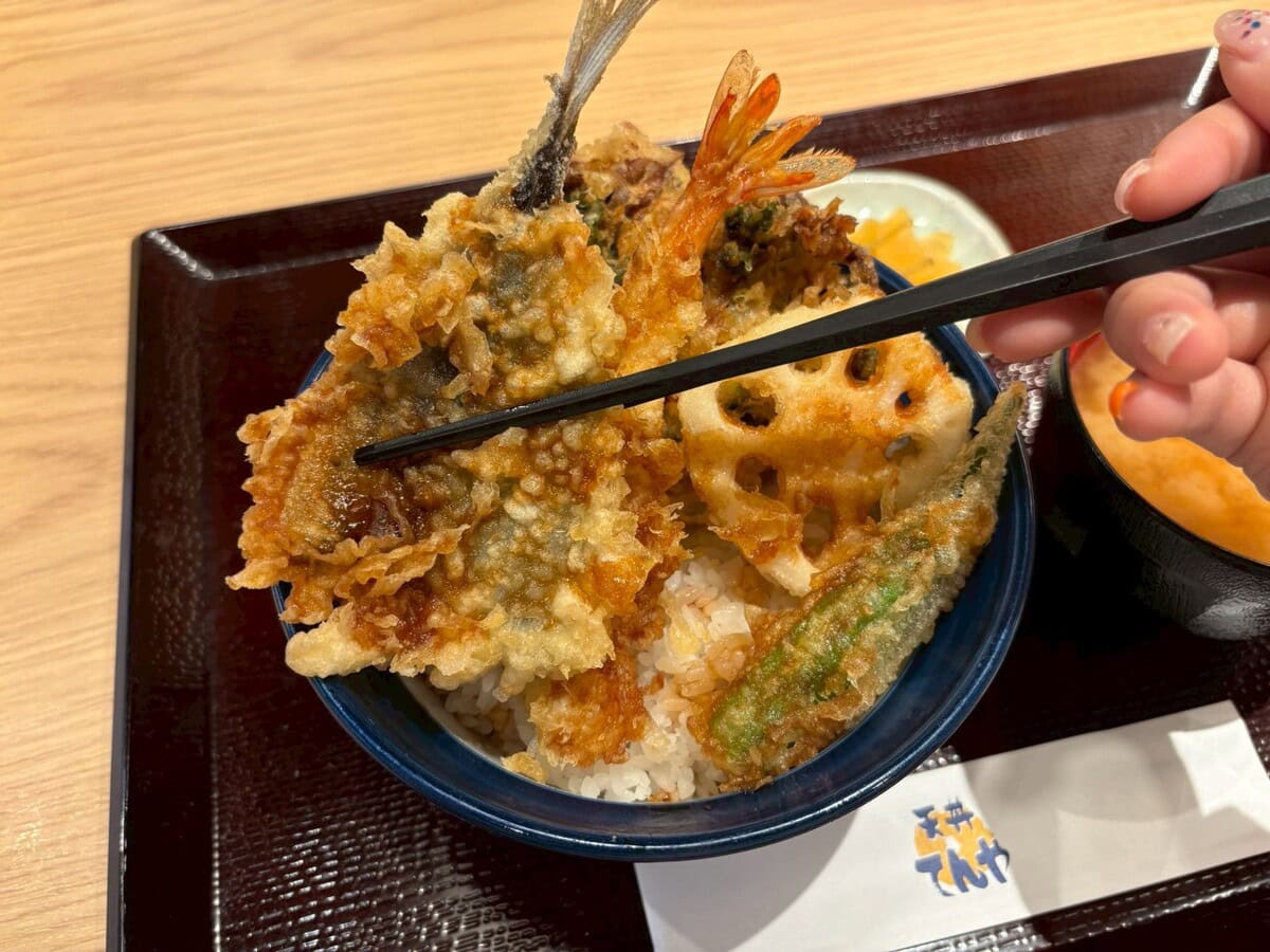 「鯵」は、開き加工後に急速凍結を施すことで、ふっくらとした身に!