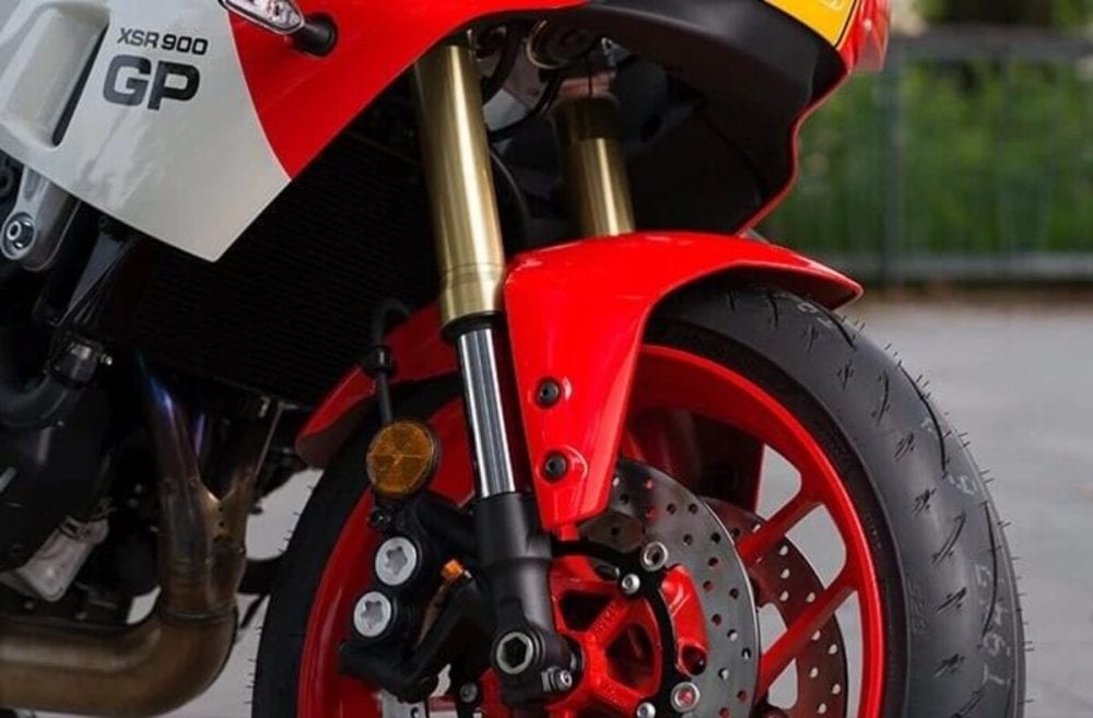 第1位　【反則級のカッコ良さ】ヤマハ「XSR900 GP」の新色が最高すぎる！ 80年代の伝説的レーサーを完全再現した“ネオクラシックの傑作”を徹底解説