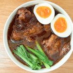 ちょっと青物も欲しくなる濃厚さなので、レンチンした小松菜なんかを添えてみました