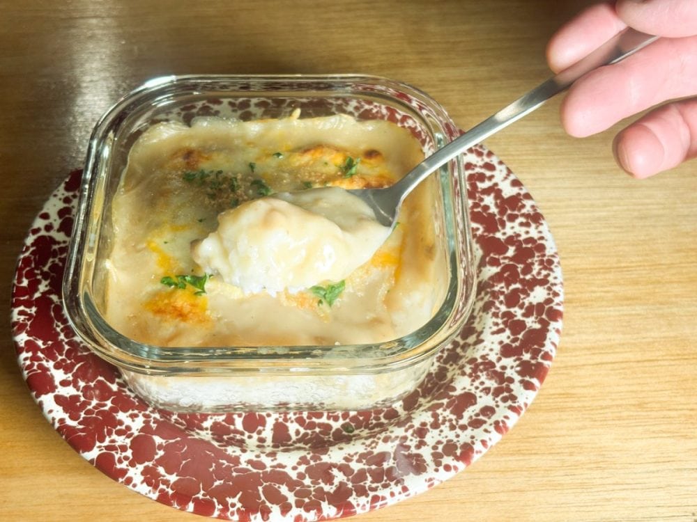 クリーミーなソースは、きのこの旨みが濃厚でクセのないおいしさ！　ご飯がどんどんすすみます。小さくカットされたマッシュルームもたくさん入っています。