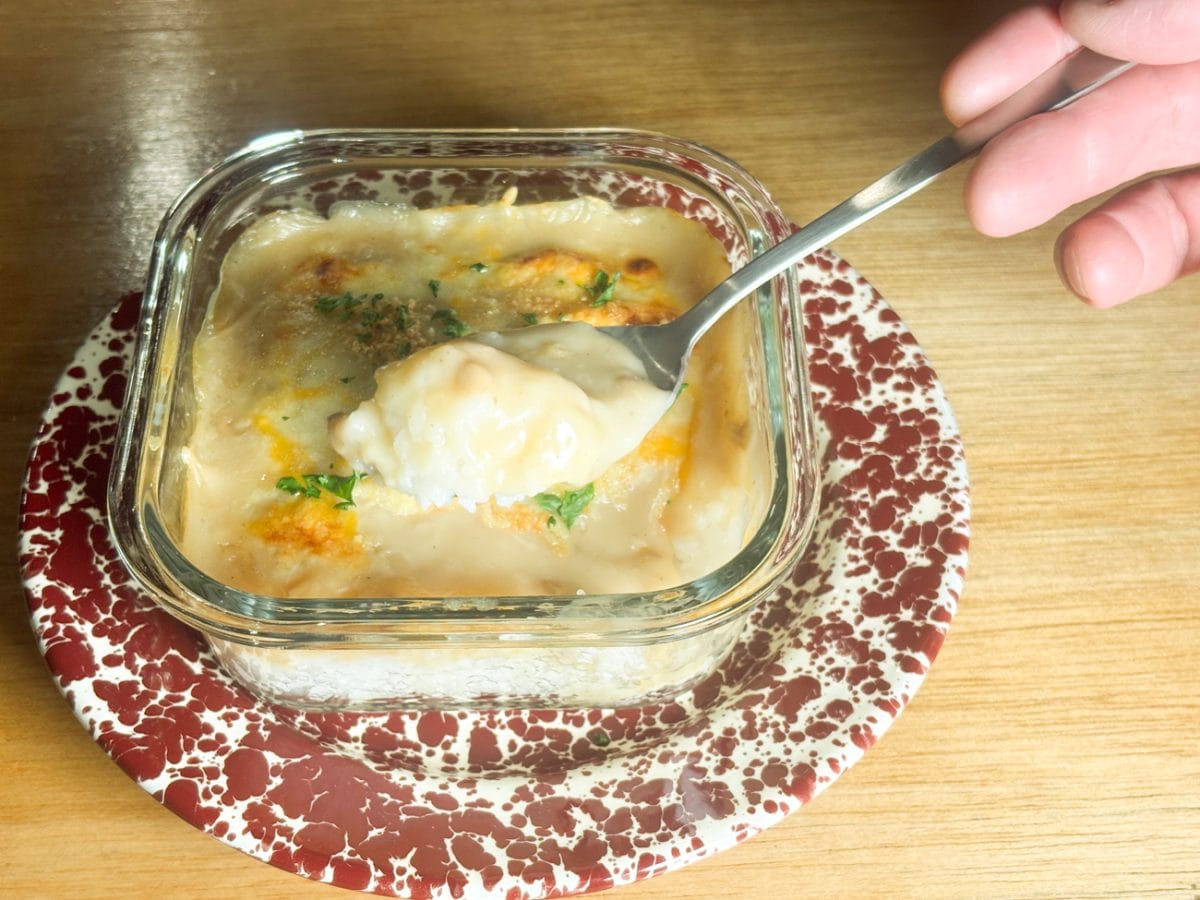 クリーミーなソースは、きのこの旨みが濃厚でクセのないおいしさ！ご飯がどんどんすすみます。小さくカットされたマッシュルームもたくさん入っています。