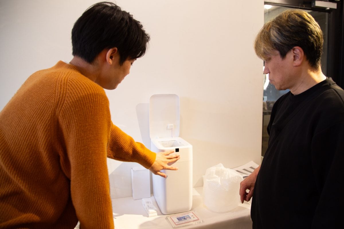 フタの開閉も自動。消臭除菌も自動。ゴミ袋の充填も自動。ゴミ袋の密封も自動。