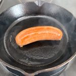 スキレットで焼き調理すると焦げ目が香ばしくなり、「スパイシー」とよくマッチした調理法