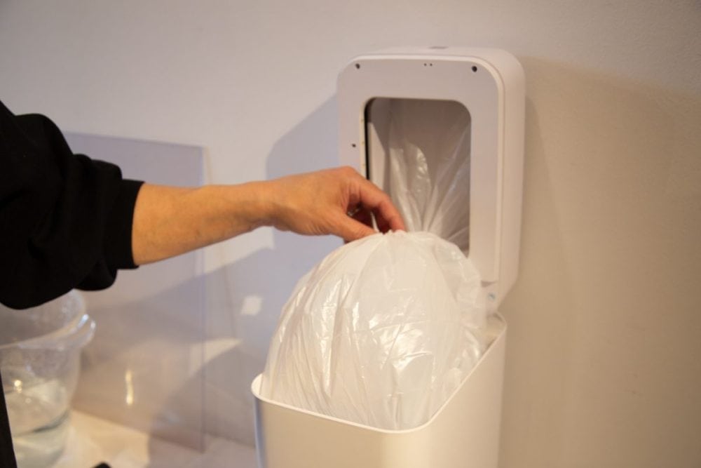 「梱包を開始します。」と日本語音声ガイドが流れ、自動でゴミ袋を360度密封