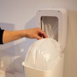 「梱包を開始します。」と日本語音声ガイドが流れ、自動でゴミ袋を360度密封