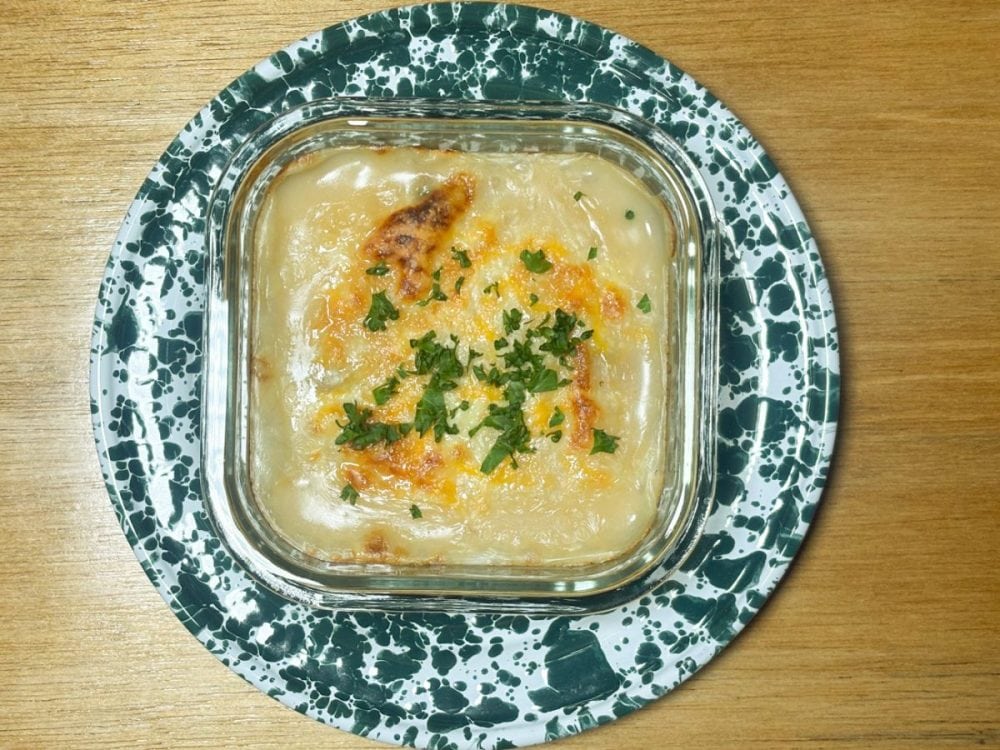 「シーフードドリア」が焼き上がったので、彩りを添えるためにパセリをトッピング