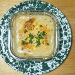 「シーフードドリア」が焼き上がったので、彩りを添えるためにパセリをトッピング