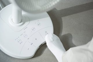 【8割の人が扇風機を…】足で操作!? “お行儀悪いを大正解”にしたシロカの「しゃがみま扇」が画期的