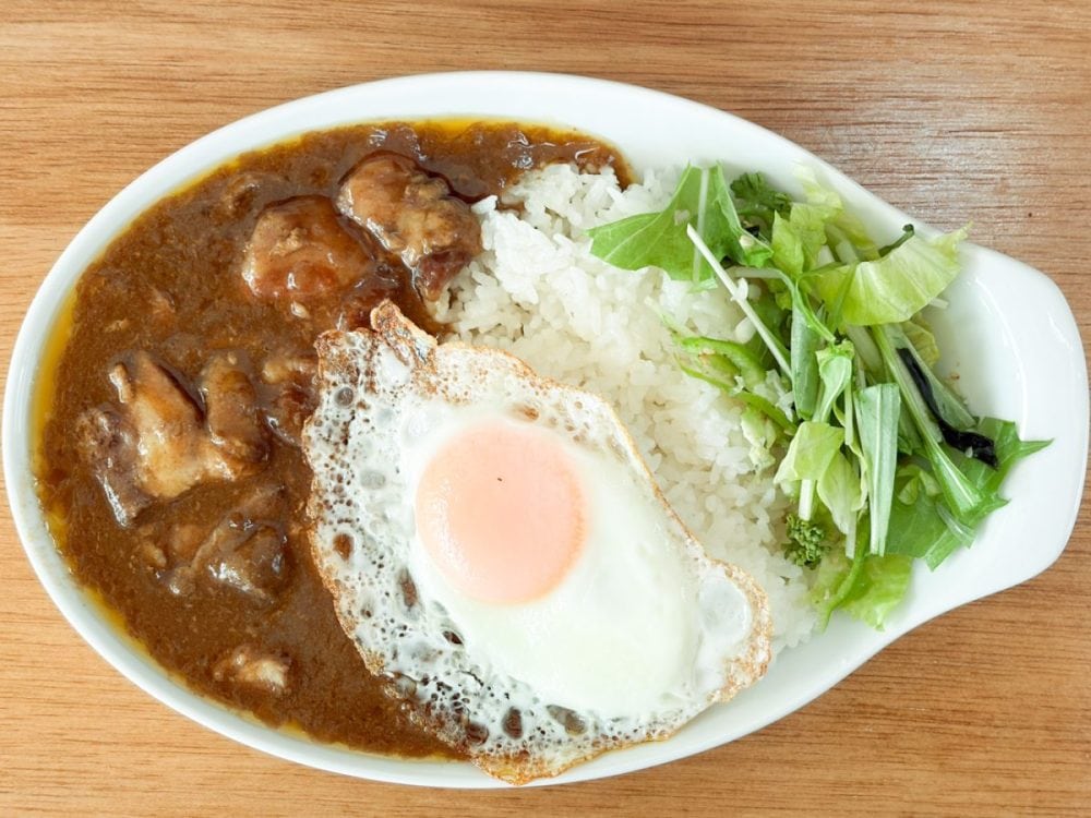 そのままでもOKだけど、ちょっと見栄えよく生野菜と目玉焼きをトッピング