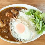 そのままでもOKだけど、ちょっと見栄えよく生野菜と目玉焼きをトッピング