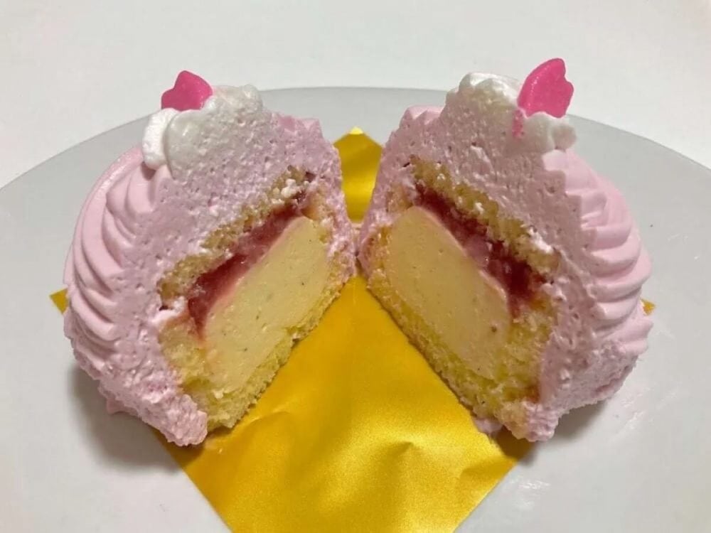 第3位　「一口目から完成度高っ！」セブン-イレブン春スイーツ“さくら＆いちご”を食べ比べ【1位はクリーム欲が完全成仏するケーキ】