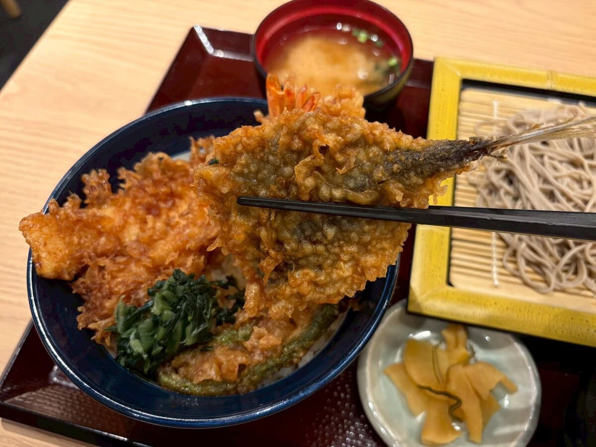 たれの甘辛さ×「鯵」の上品な旨みの融合、これは食欲を一層ブーストさせる魅惑的な味わい……！