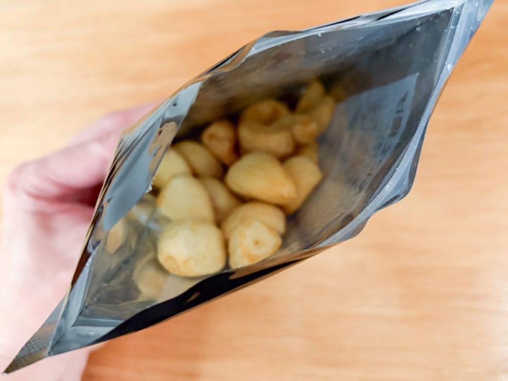 ジップ式のパッケージに入っているので、ポテトチップスなどのスナック菓子と違って一度に食べ切るようなタイプではないのでしょう