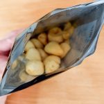 ジップ式のパッケージに入っているので、ポテトチップスなどのスナック菓子と違って一度に食べ切るようなタイプではないのでしょう