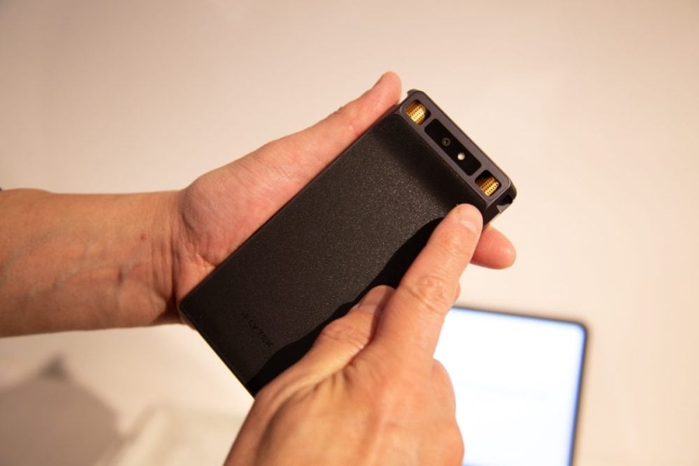 360°全方位集音に対応する全指向性マイク6基と、特定方向を狙って集音する指向性マイク2基を搭載