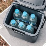 500mLペットボトルの隙間にアイスブリック／Sを入れてぴったりフィット。