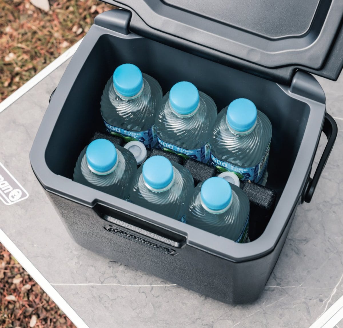 500mLペットボトルの隙間にアイスブリック／Sを入れてぴったりフィット。