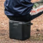 ちょっと腰を掛けるのにちょうどいい高さ。ただし耐荷重は60kgまで。