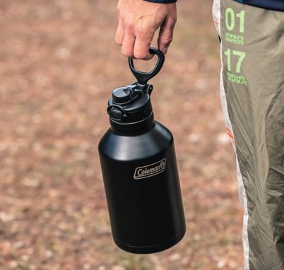 持ち運びに便利なハンドル付き。使わないときはたたんで格納できる