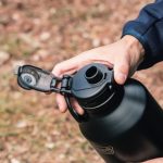 蓋を開けずに、ワンタッチで飲み口のカバーが開くので、すぐに飲める