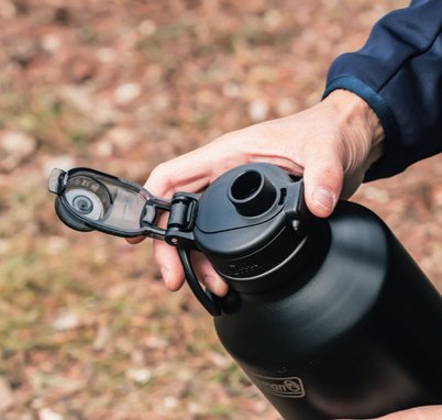 蓋を開けずに、ワンタッチで飲み口のカバーが開くので、すぐに飲める