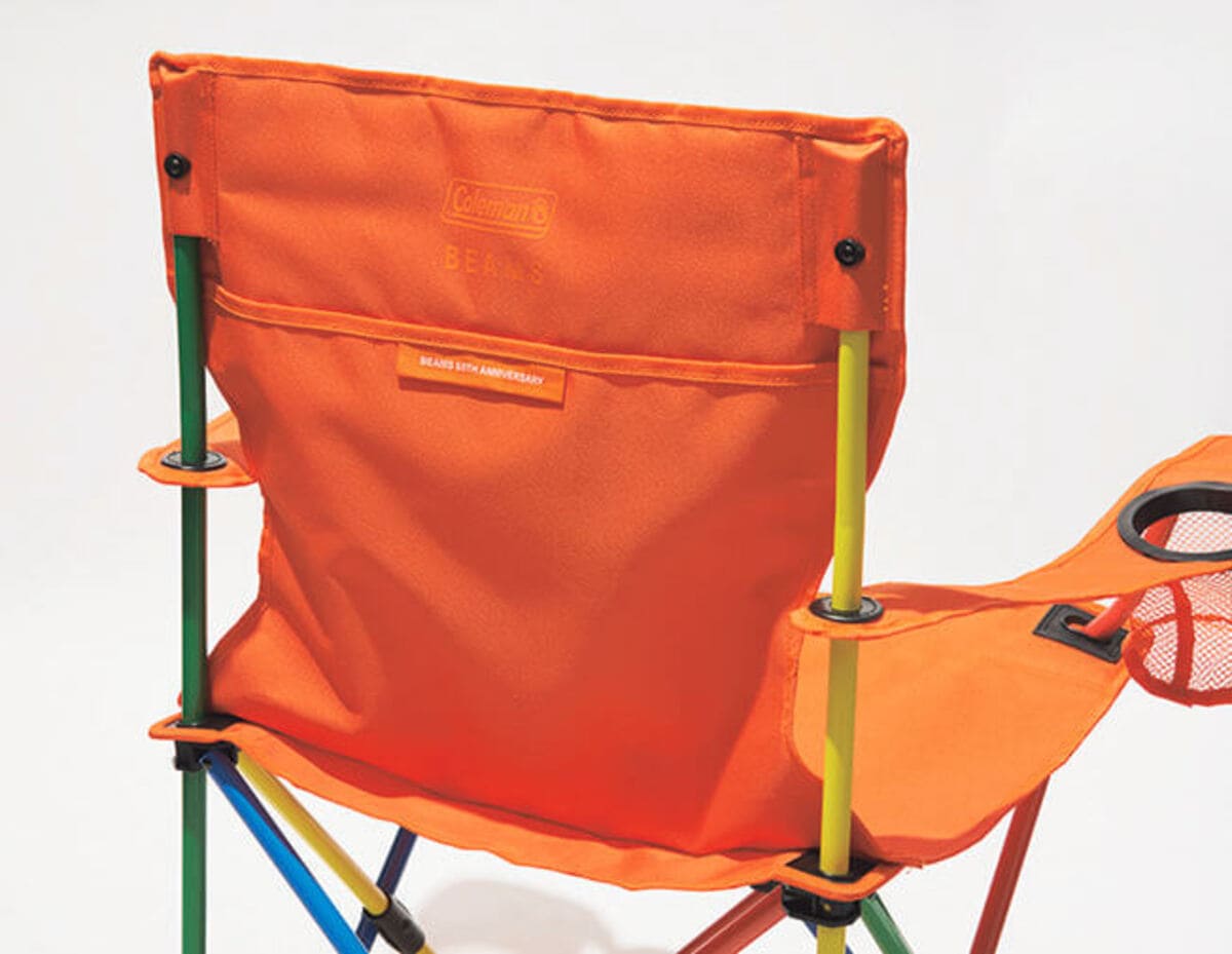 背もたれには便利なポケットが