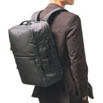 スリムなボディで背負った姿もスマート