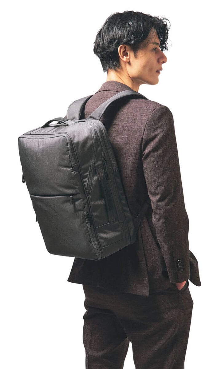 スリムなボディで背負った姿もスマート