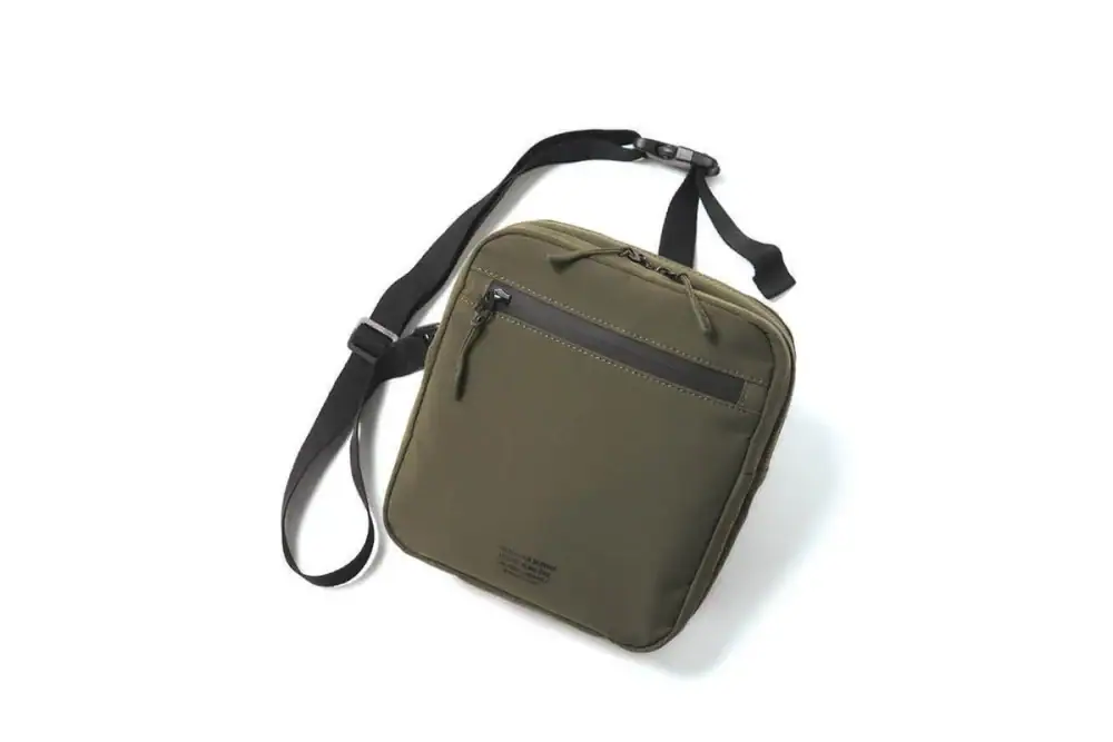 第1位　【大人の休日バッグ大本命】スリングなのにタブレットも余裕！「荷物多め派」に推したい最強バッグ2選