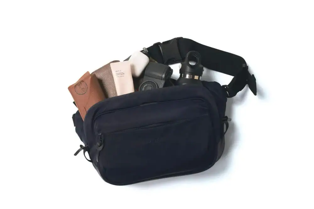 第1位　【大人の休日バッグ大本命】スリングなのにタブレットも余裕！「荷物多め派」に推したい最強バッグ2選