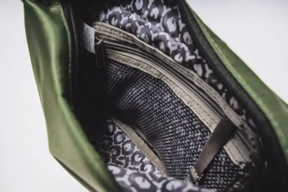 第3位　【1万円以下】L.L.Beanのマチ拡張バッグが凄すぎ！「意外と入る」手ぶら派必携の高機能ミニバッグ3選