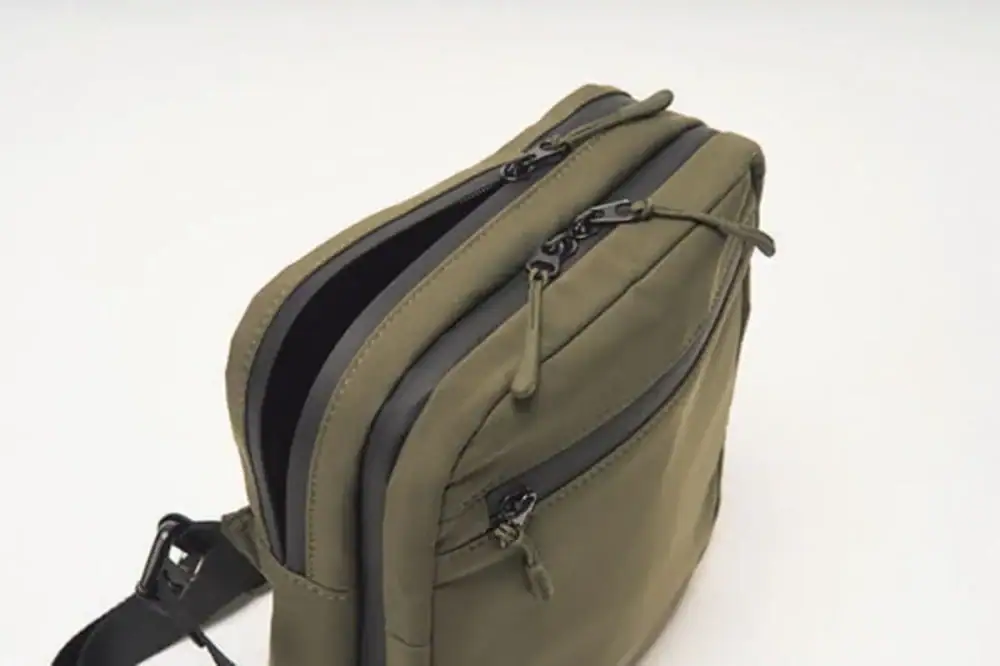 第1位　【大人の休日バッグ大本命】スリングなのにタブレットも余裕！「荷物多め派」に推したい最強バッグ2選