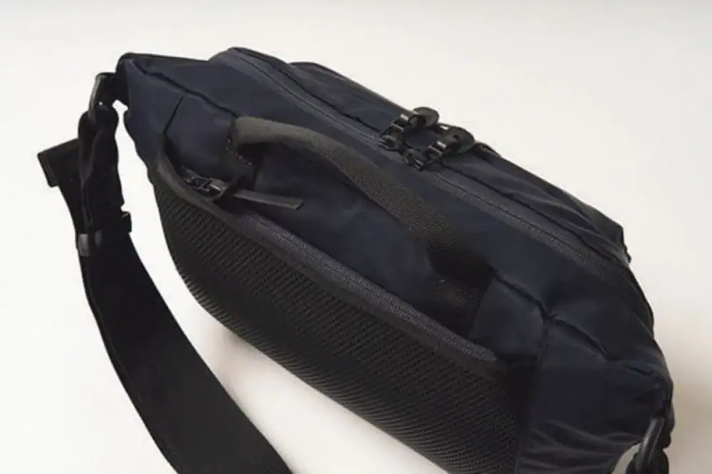 第1位　【大人の休日バッグ大本命】スリングなのにタブレットも余裕！「荷物多め派」に推したい最強バッグ2選