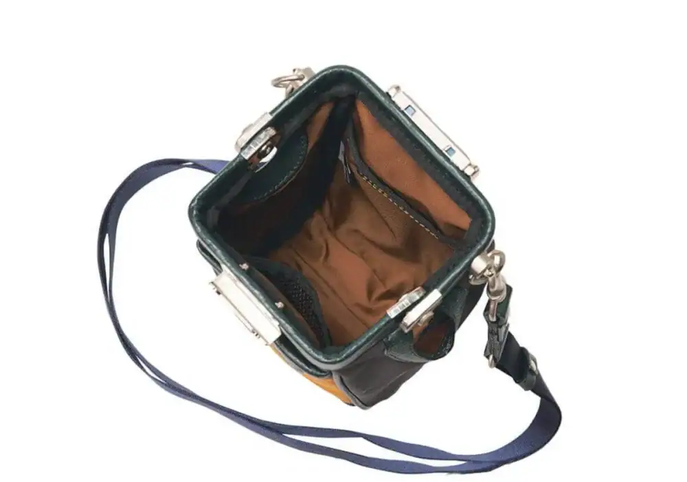 第1位　【手ぶら最強】スマホと財布だけで出かける！“多彩なポケットが超便利”大人の休日ショルダーバッグ3選を徹底解説