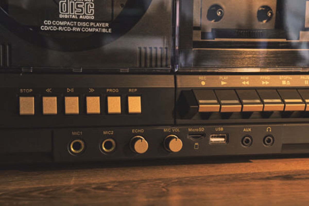 バブル時代の名残をとどめながら、現代の音楽視聴環境にも対応している