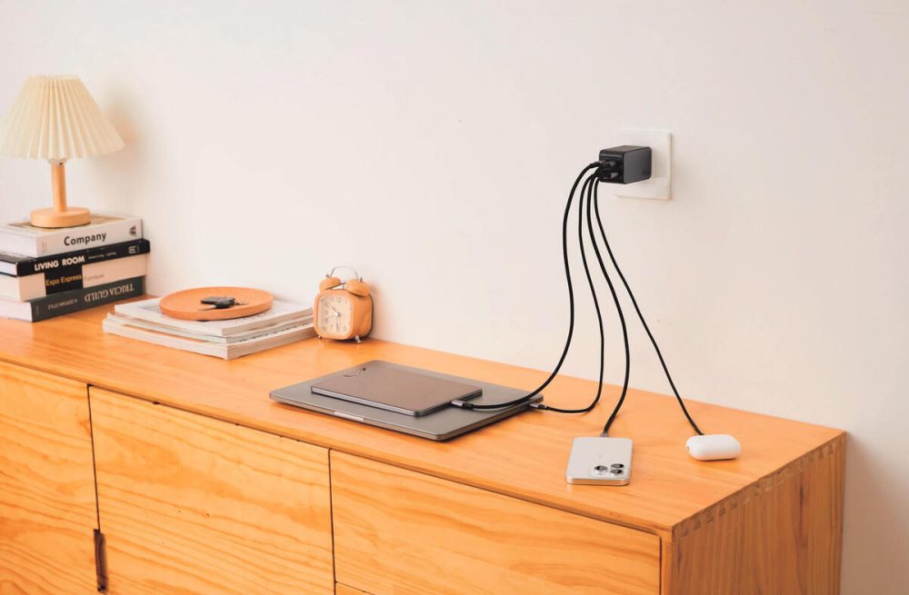 ひとつのコンセントで最大4つのガジェットを同時充電