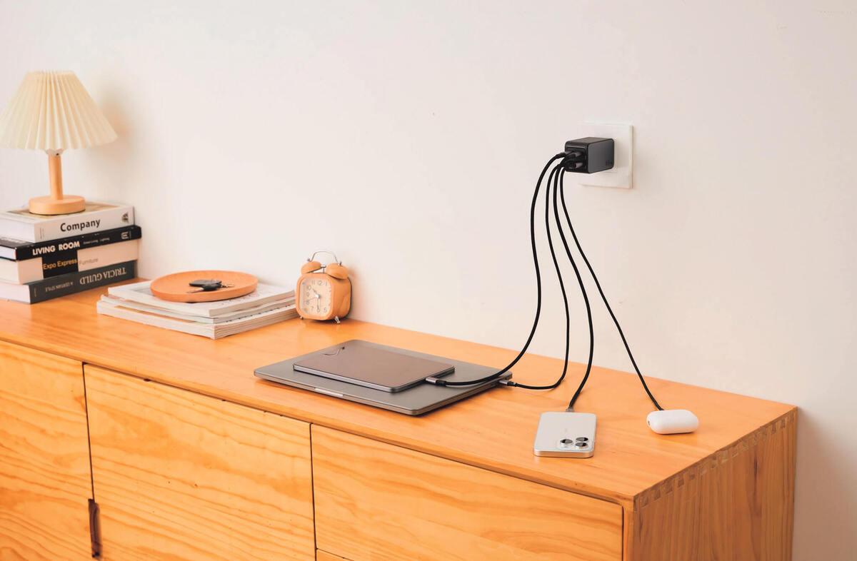 ひとつのコンセントで最大4つのガジェットを同時充電