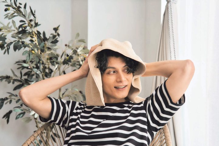 【お風呂キャンセル界隈の味方】“速乾タオル”に“手放しドライヤー”!面倒な入浴後を激変させる「最新時短グッズ」4選を徹底解説