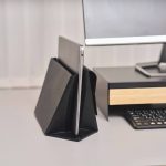 縦置きスタンド状態では、横置き時の約1/3くらいのスペースになりデスクを圧迫しない